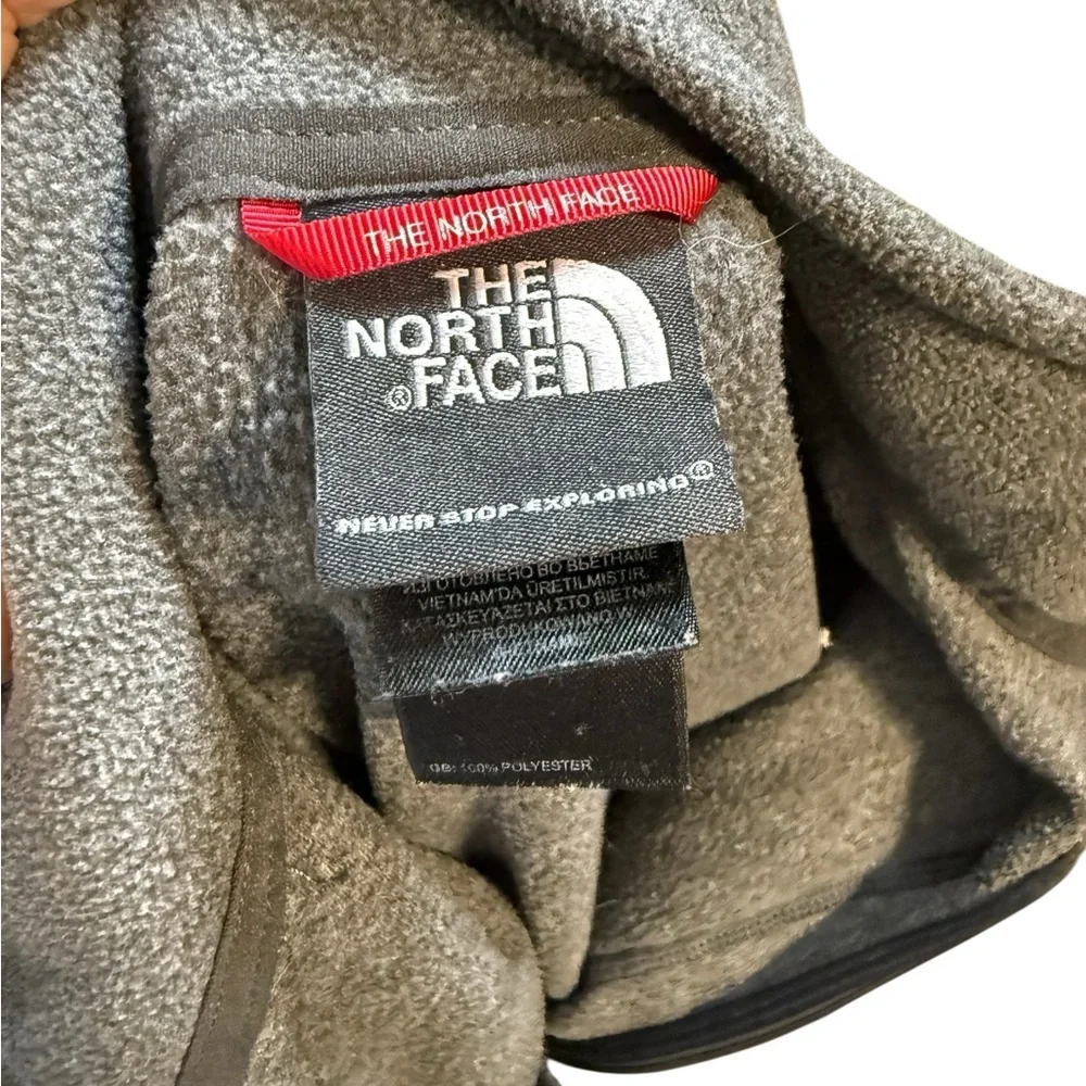 The North Face Men’s Medium Gray Quarter Zip Fleece Pullover Sweatshirt